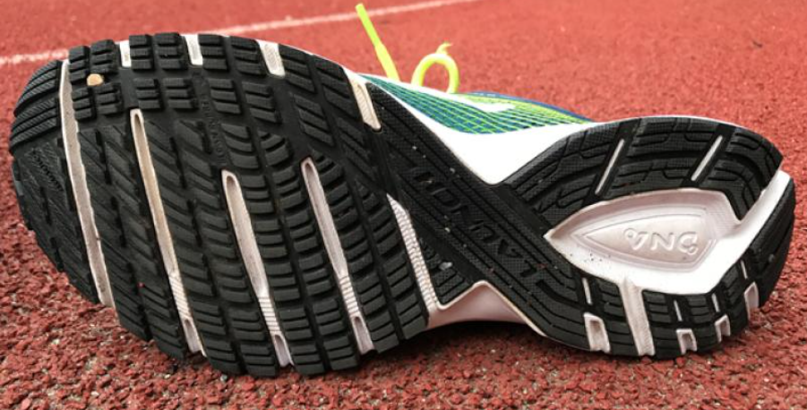 跑鞋鞋底纹路与防滑性能解析